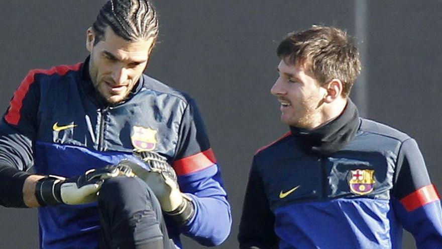 Pinto, amb Messi, durant un entrenament.