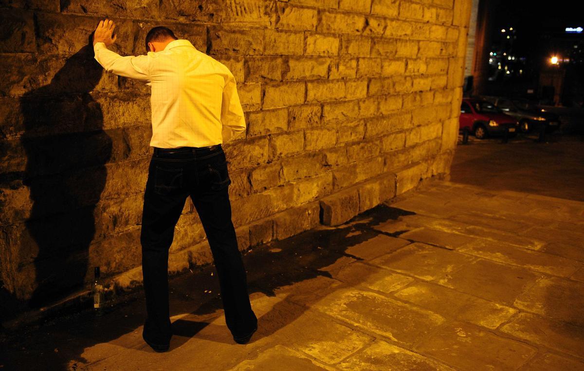 Un hombre orinando en una zona monumental de Reino Unido.