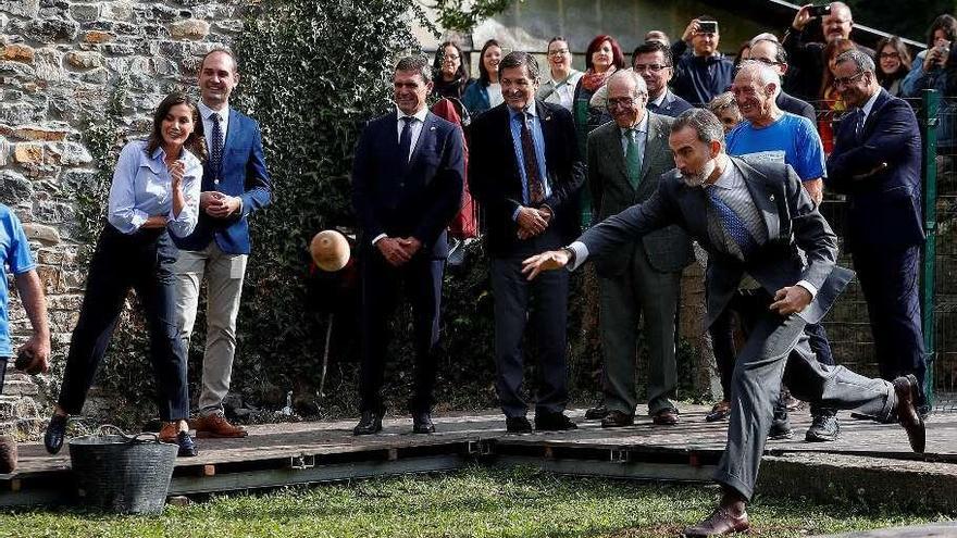 El rey Felipe VI participa en el juego del bolo vaqueiro, ayer, en Moal. // Efe