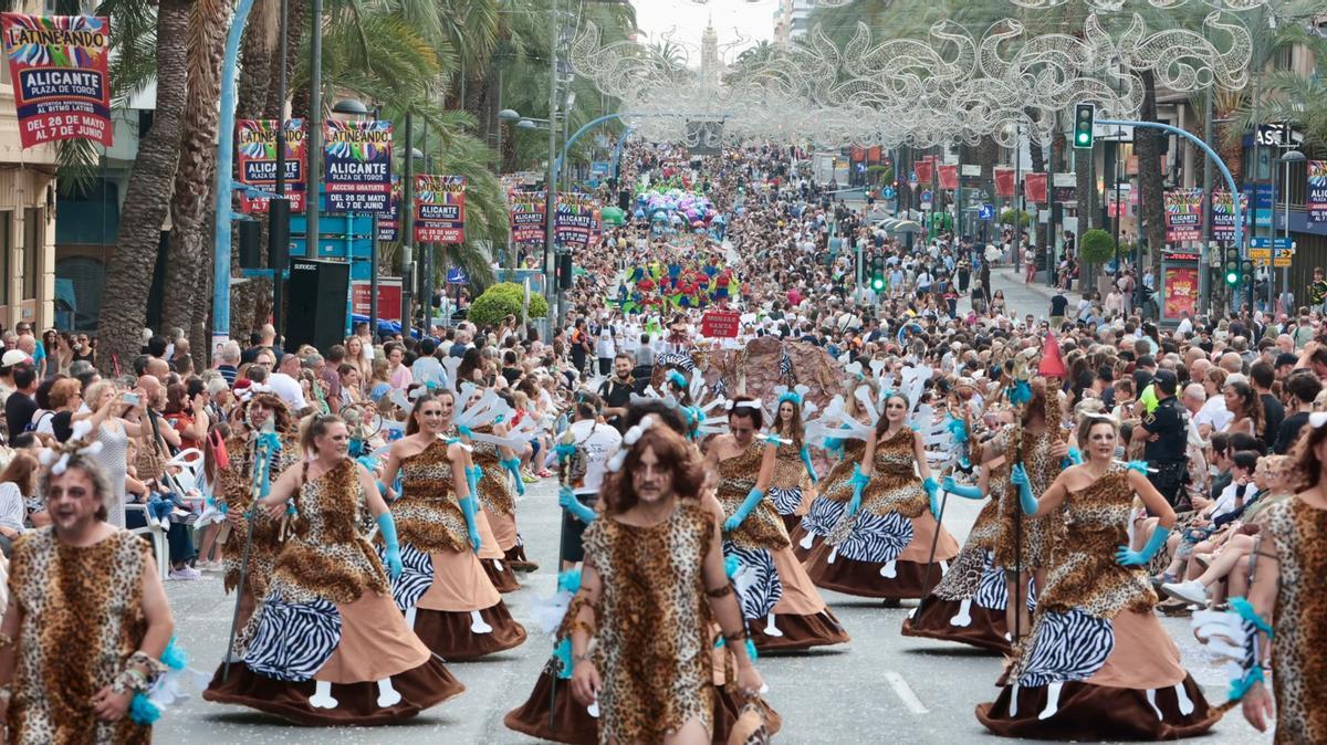 El desfile del Ninot de las Hogueras 2026 en Alicante, en imágenes