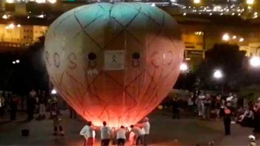 El globo de Os Castros tropieza con la escalera de bomberos y arde en el parque