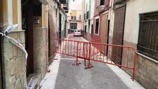 Vallan una calle del casco viejo de Xàtiva por la caída de cascotes desde una cornisa