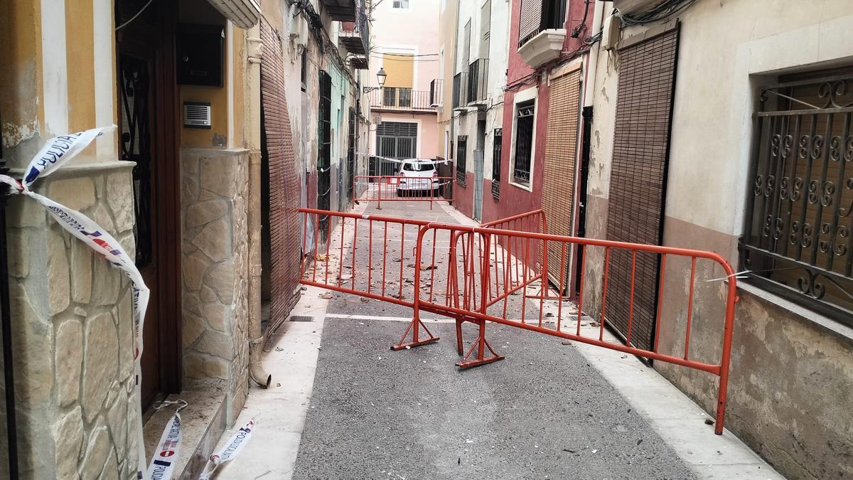 La zona quedó vallada tras la caída de varios cascotes en la calle Vera de Xàtiva.