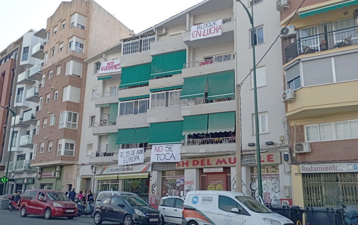 El bloque de la avenida de Europa, 15, con carteles de protesta de los inquilinos. | A.V.