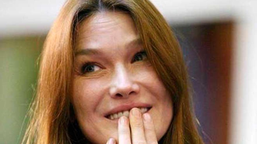 Carla Bruni estÃ¡ de gira por EspaÃ±a con &#039;French Tour&#039;, un disco de versiones de temas de AC/CD, Lou Reed, The Clash y los Stones, entre otros.