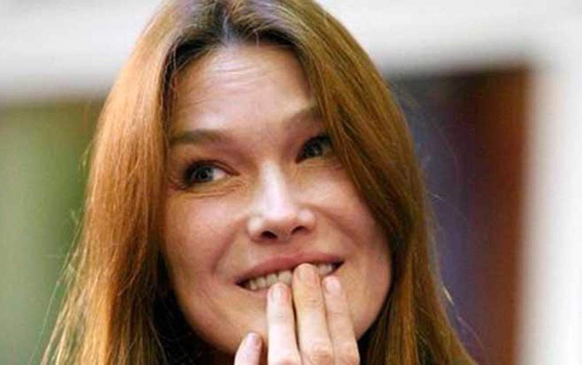 Carla Bruni estÃ¡ de gira por EspaÃ±a con 'French Tour', un disco de versiones de temas de AC/CD, Lou Reed, The Clash y los Stones, entre otros.