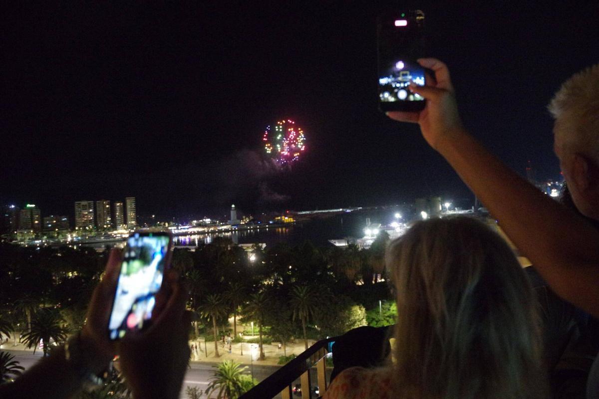 Fuegos de inicio de la Feria de Málaga desde desde el hotel Catalonia Molina Lario Fuegos de inicio de la Feria de Málaga desde desde el hotel Catalonia Molina Lario