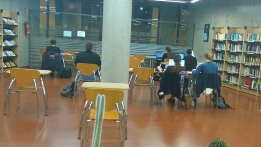 Gran afluencia de estudiantes a la biblioteca desde las 20 horas