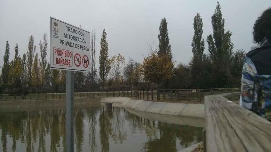 Señalización en el estanque del Prado de las Pavas para indicar que se requiere autorización para el uso.