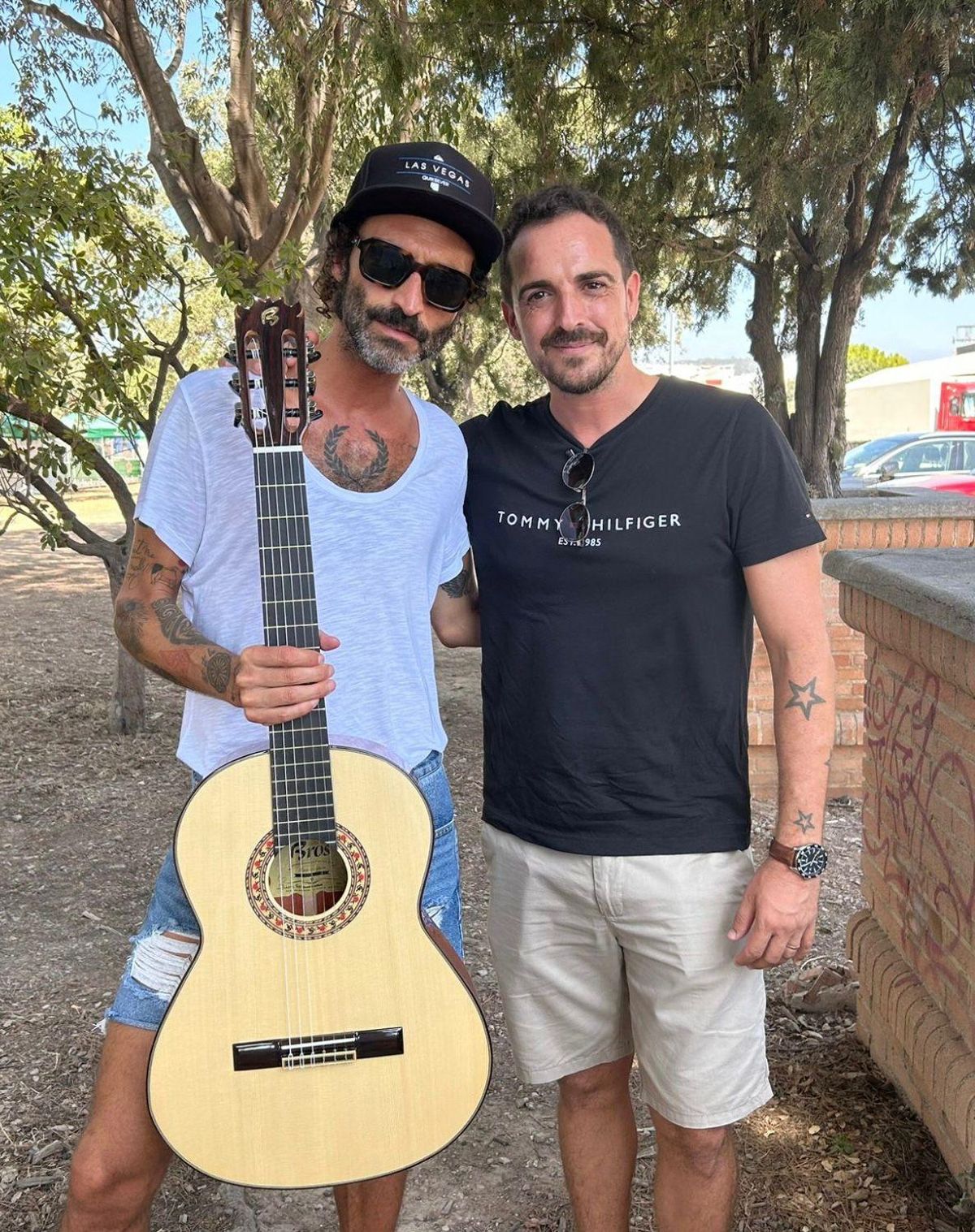 Leiva sostiene su guitarra Bros junto a Adam Broseta