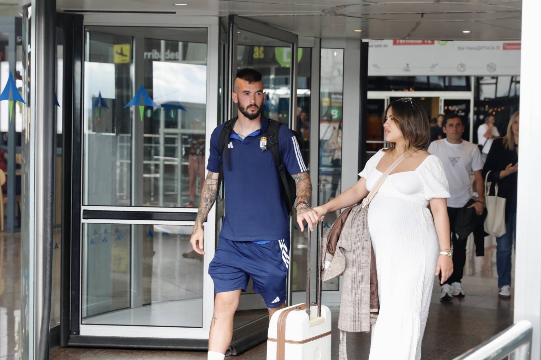 EN IMÁGENES: así ha sido la llegada del Oviedo al aeropuerto de Barcelona