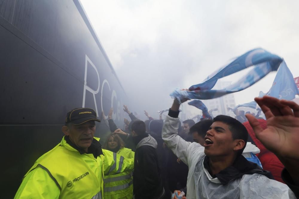 Locura en la llegada del Celta a Balaídos antes del partido contra la Real. // A. Villar