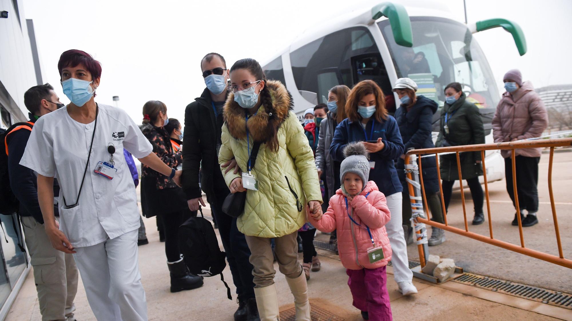 Un grupo de refugiados ucranianos llega al Hospital Isabel Zendal, en Madrid.