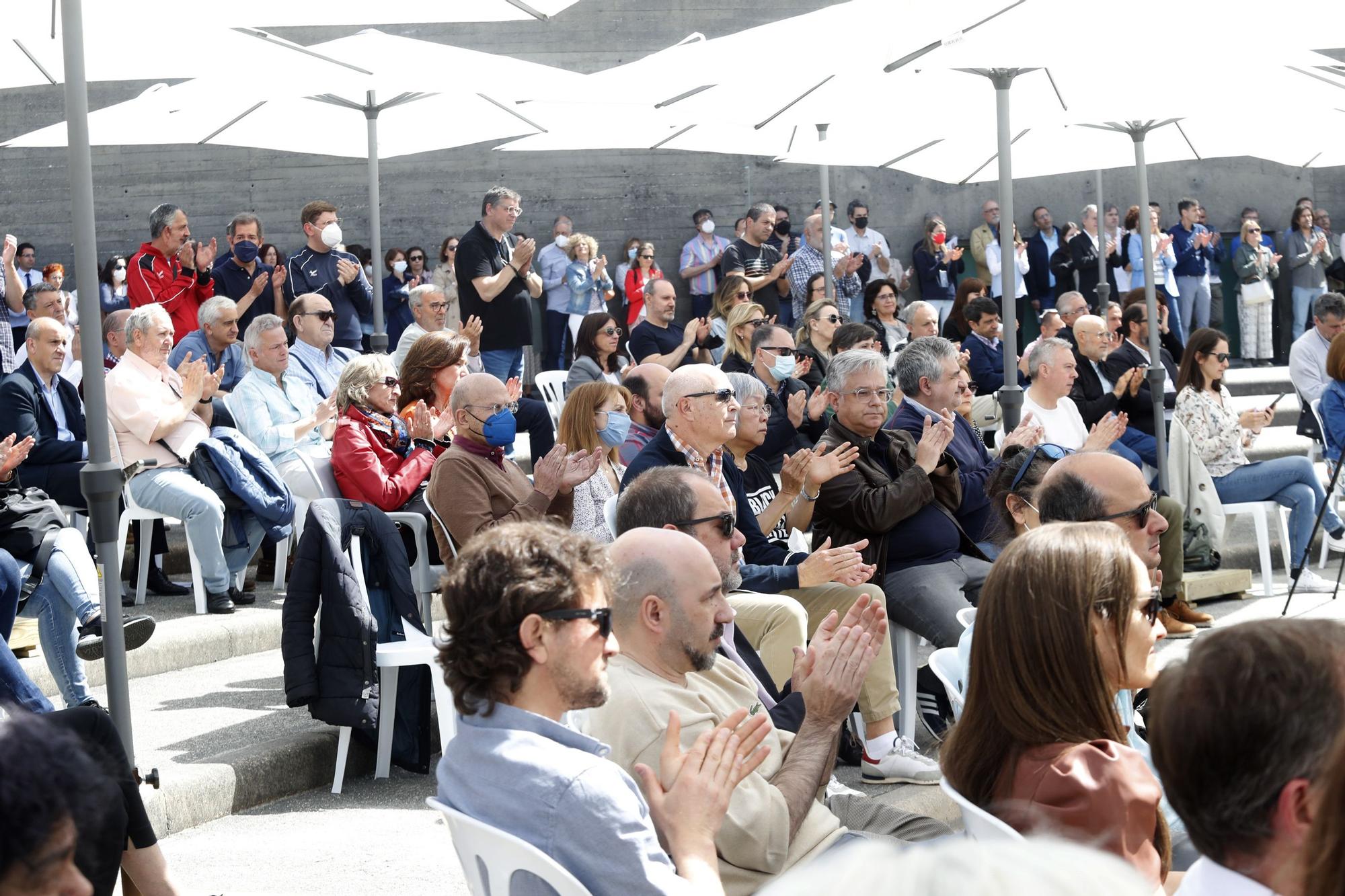 Asistentes al homenaje en la plaza Erasmo.