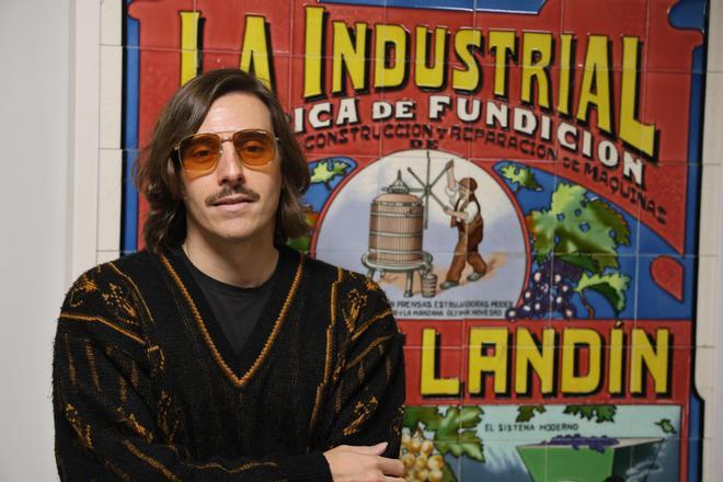 Pablo Lesuit presenta en Vigo su tercer disco y visita la redacción de FARO.