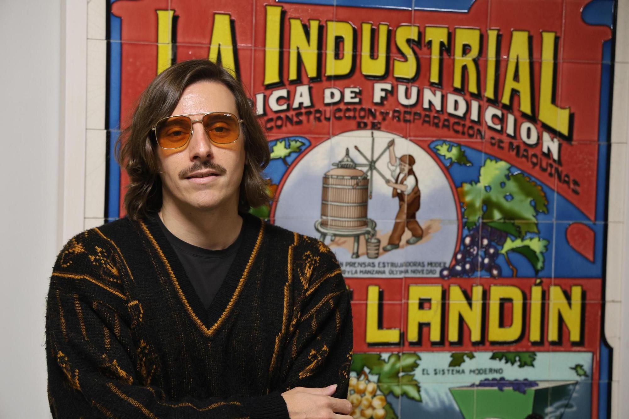 Pablo Lesuit presenta en Vigo su tercer disco y visita la redacción de FARO