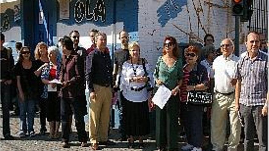 Los participantes, en el paseo de ayer por el barrio.