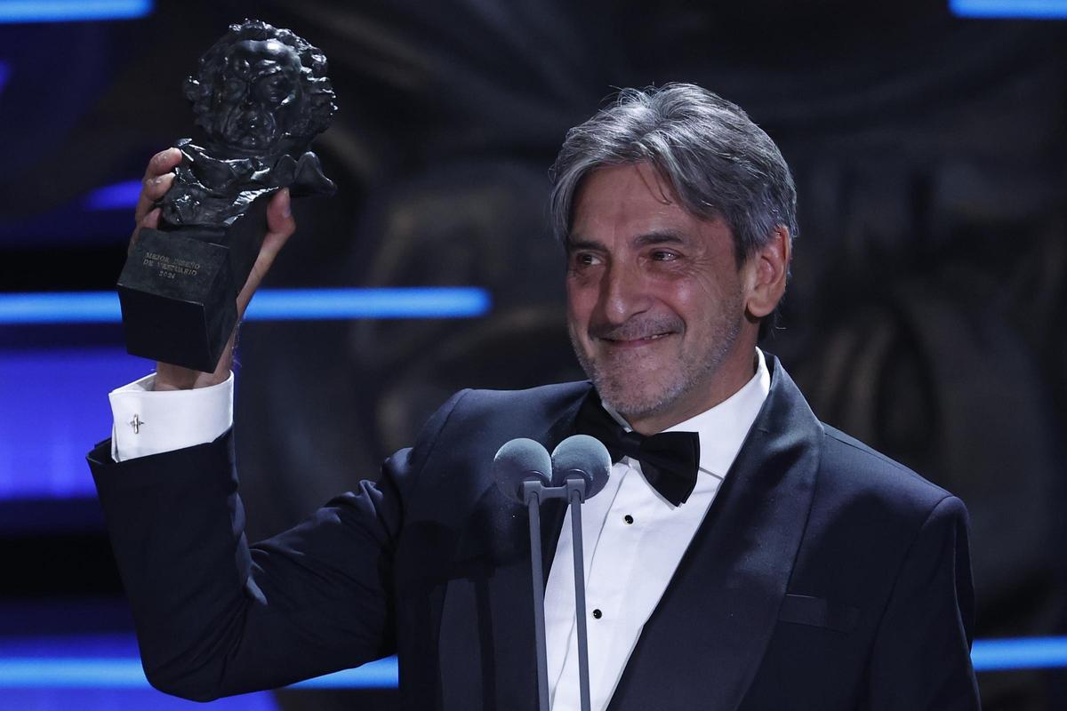 Julio Suárez recibe el premio a Mejor diseño de vestuario por la película La sociedad de la nieve