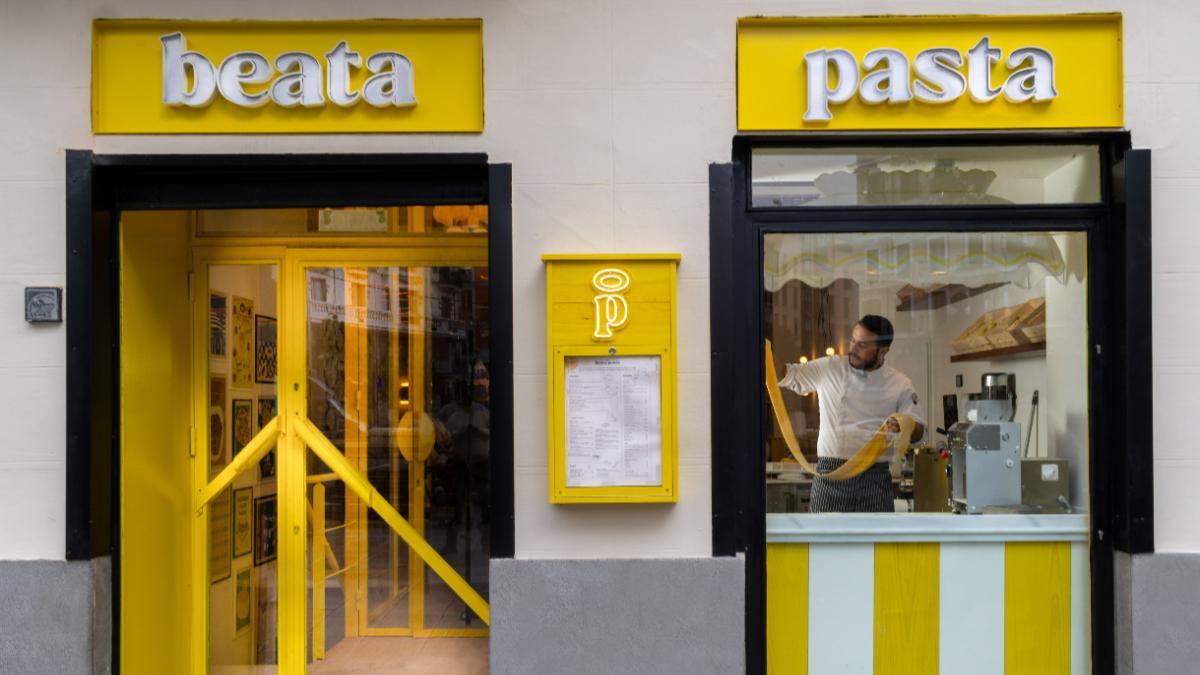 La fachada de Beata Pasta Bilbao, el primer local de la marca abierto por Ciro Cristiano en Madrid en diciembre de 2023.