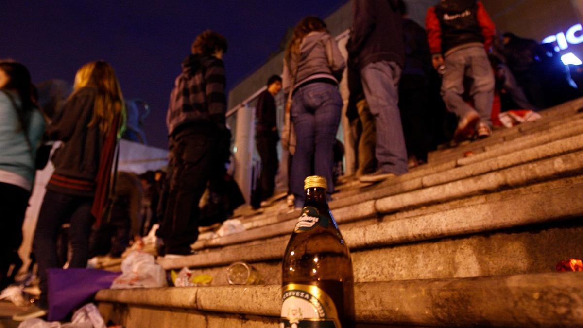 Jóvenes en un botellón.