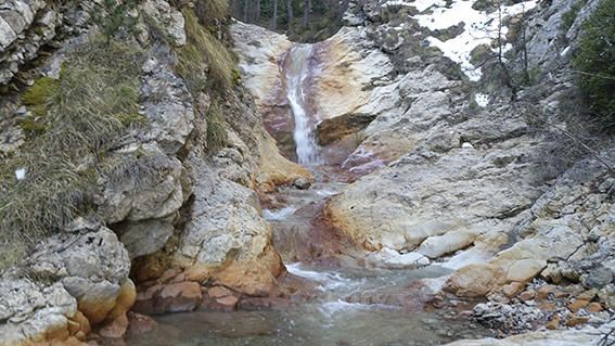 Rajant. Enmig de roques esmolades vèiem aquest saltant d’aigua del torrent de Vallcebre, al Berguedà.