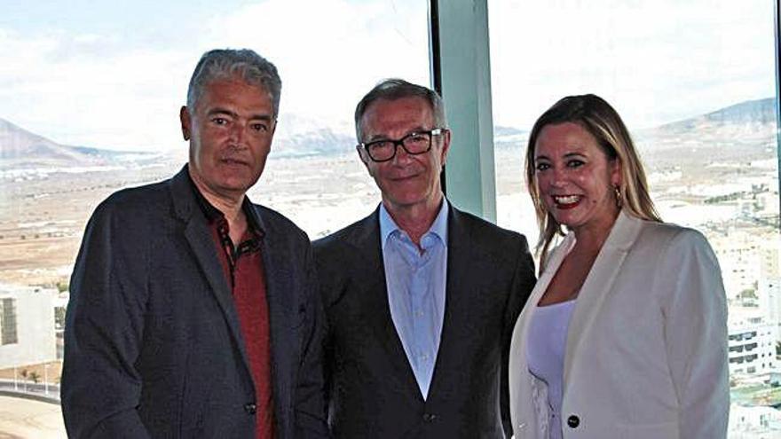 El candidato del PSOE a Tías, José Juan Cruz, José Guirao y la candidata socialista al Cabildo, María Dolores Corujo, ayer.