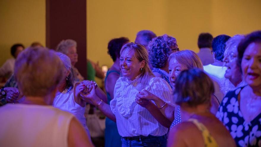 Momento del baile en la Sociedad Democracia, ayer, para los mayores de Arrecife.