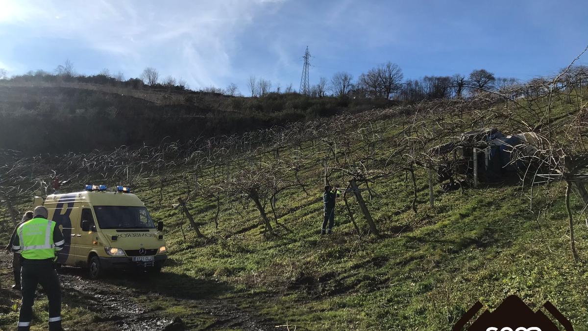 Zona donde ocurrió el accidente, con el tractor volcado.