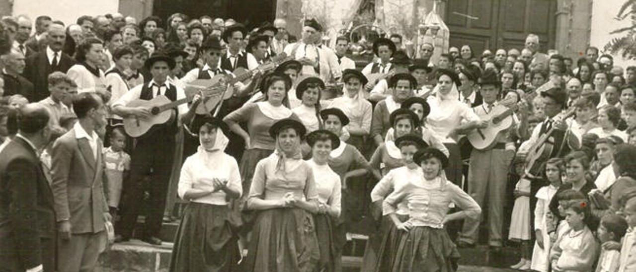 Grupo de &#039;tocadores&#039; y mujeres ataviadas de &#039;campesinas de Las Palmas en traje diario&#039;, diseñado por la Sección Femenina en una de las primeras romerías celebrada en la Vega de San Mateo hacia 1955 en las ramblas de la parroquia (Asociación Cultural Rafia)