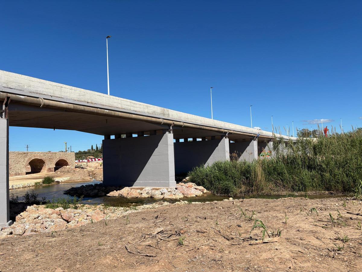 La CV-336 y al fondo el Pont Vell de Riba-roja de Túria.