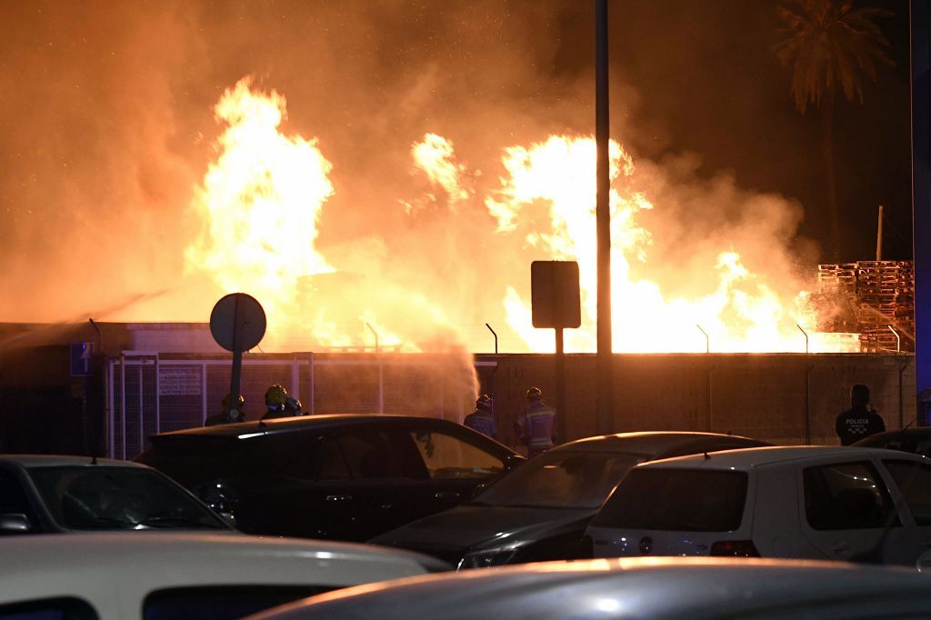 Estas son las imágenes que el aparatoso incendio de Puente Tocinos ha dejado este sábado
