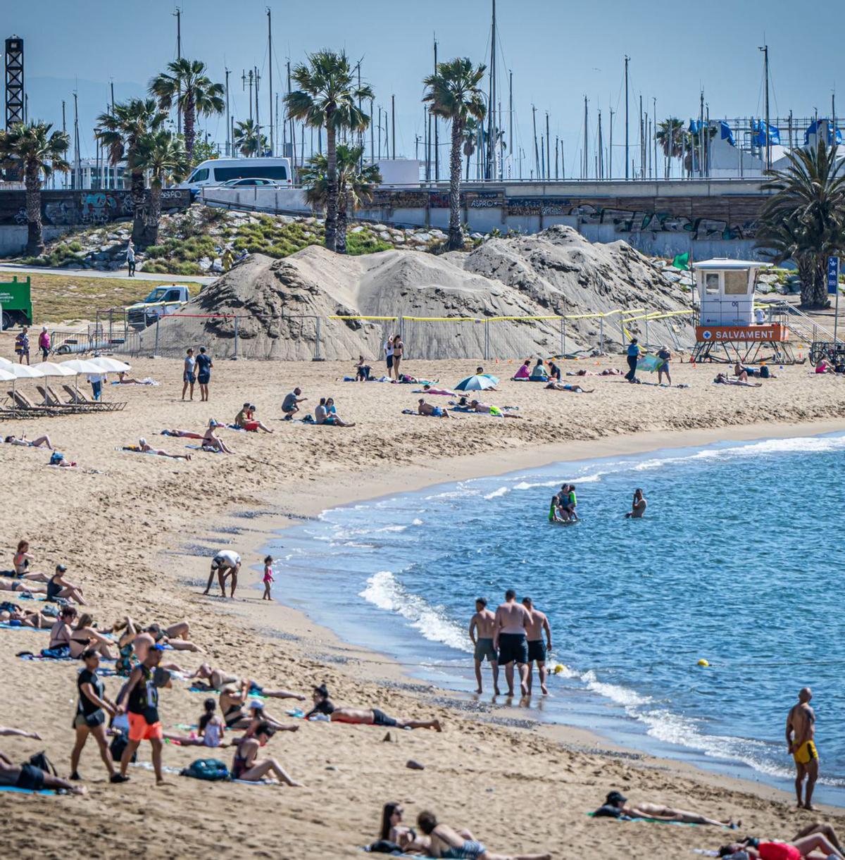 Les platges metropolitanes inicien l’estiu amb obres per fer