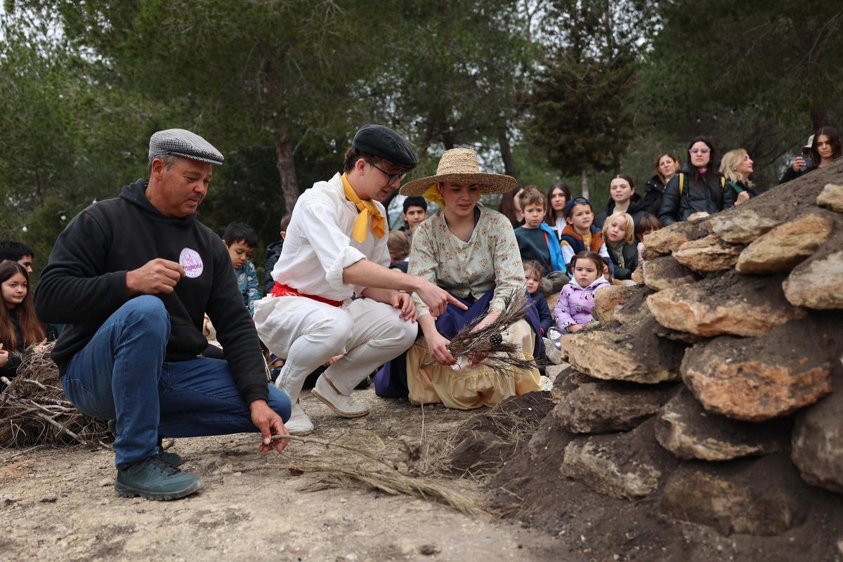 Encendido de la sitja con vecinos y escolares