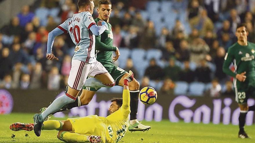 Aspas supera la salida de Adán en el tercer gol del Celta. // José Lores