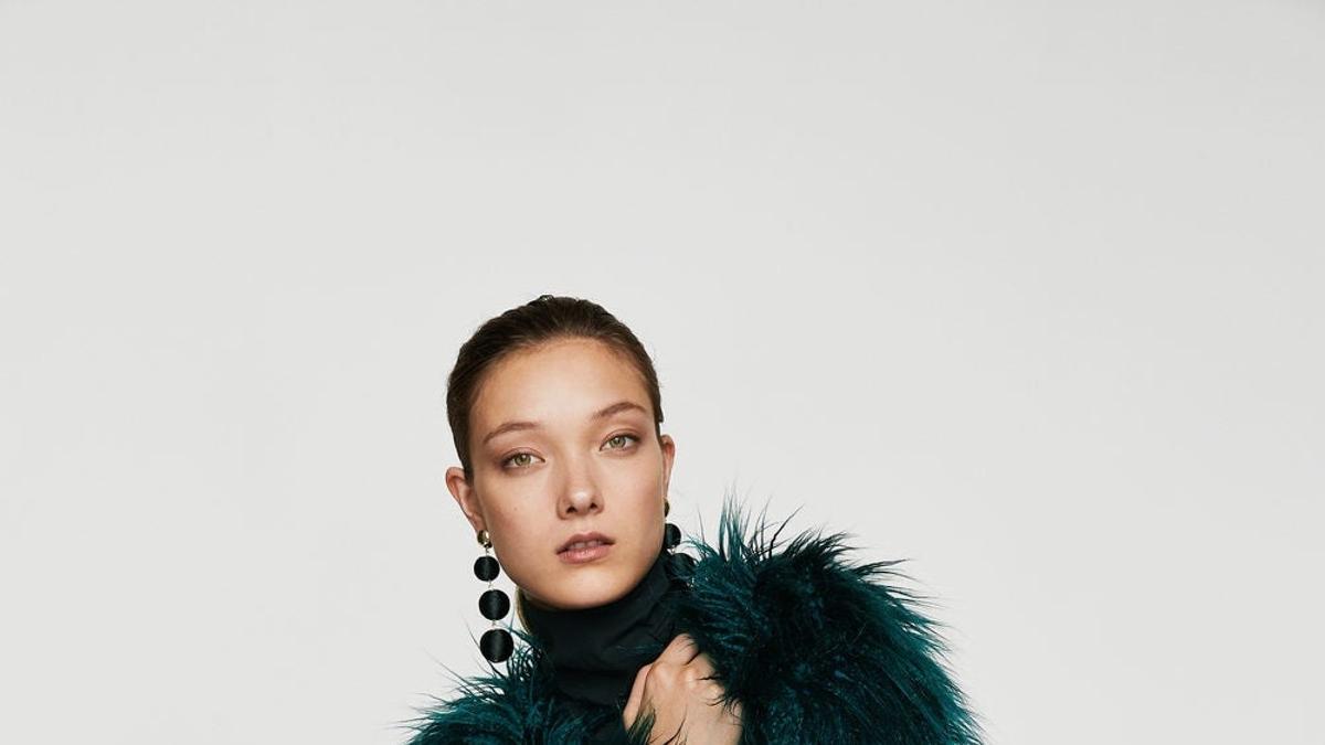 Abrigo de pelo verde de Mango Outlet (Precio: 29,99 euros)