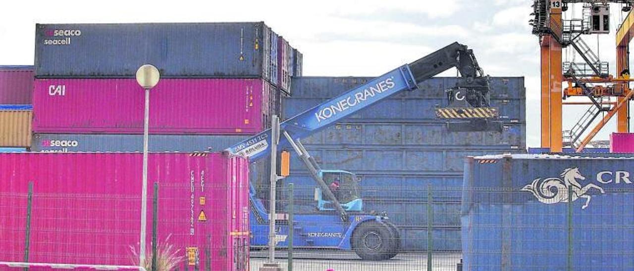 Un gruista apila los contenedores de mercancías en las instalaciones del puerto de Santa Cruz de Tenerife.