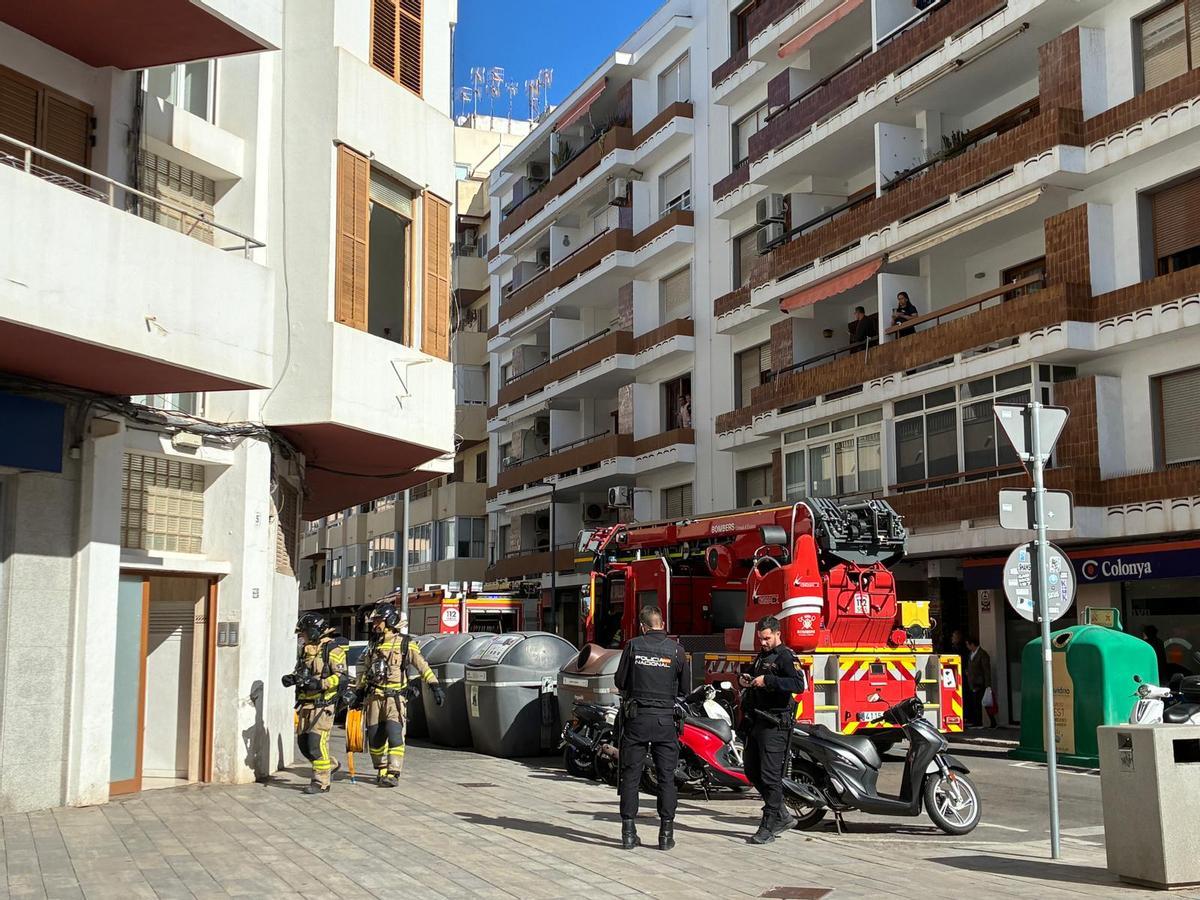 Los bomberos, a su llegada al incendio