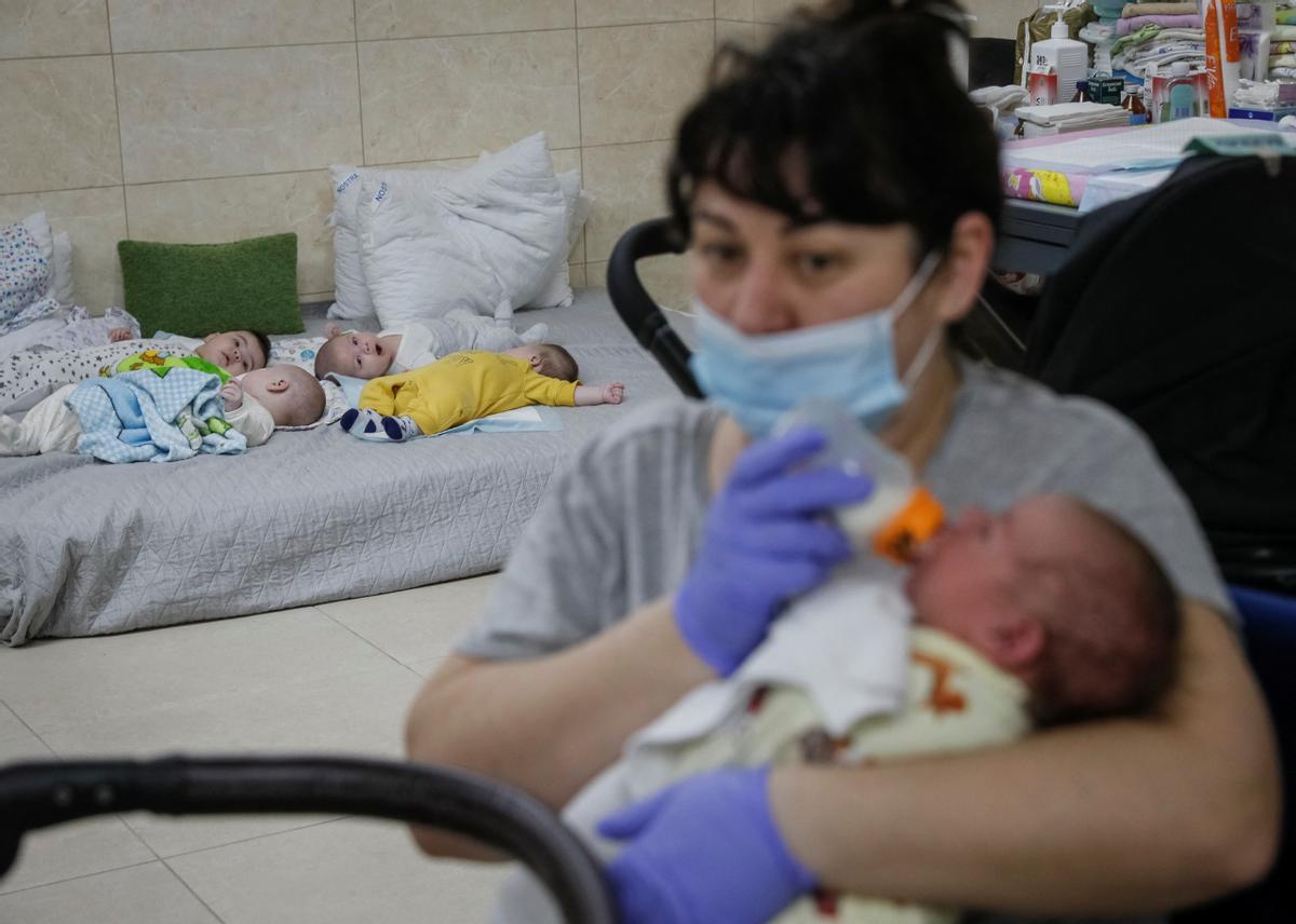 Oksana Martynenko, enfermera, se ocupa de los bebés nacidos por gestación subrogada que esperan a ser recogidos, en un sótano-refugio en Kiev.