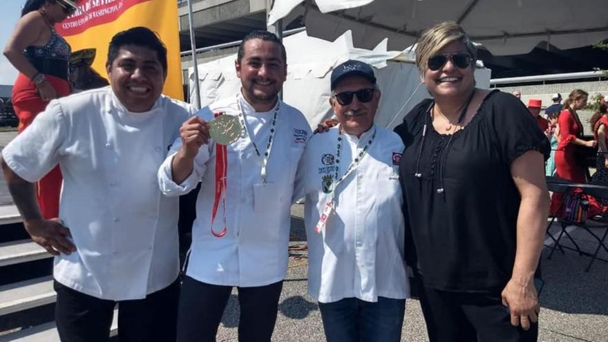 Foto con los ganadores de la semifinal estadounidense del Concurs de Paella de Sueca