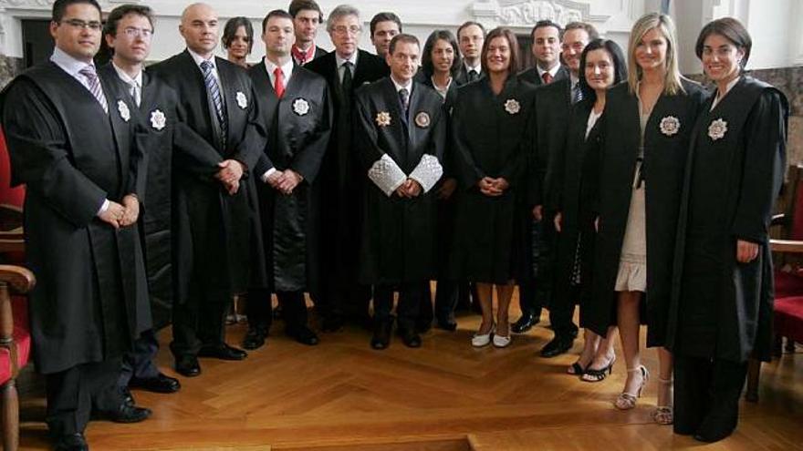 El presidente del Tribunal Superior de Xustiza con los 15 jueces que juraron el cargo en julio de 2009. / e. vicente
