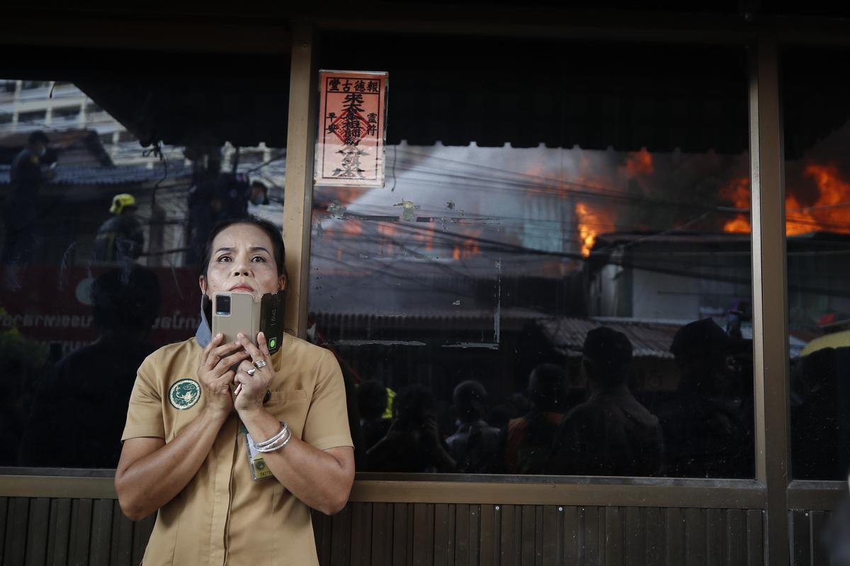 Un gran incendio destruye casas en una comunidad en el centro de Bangkok