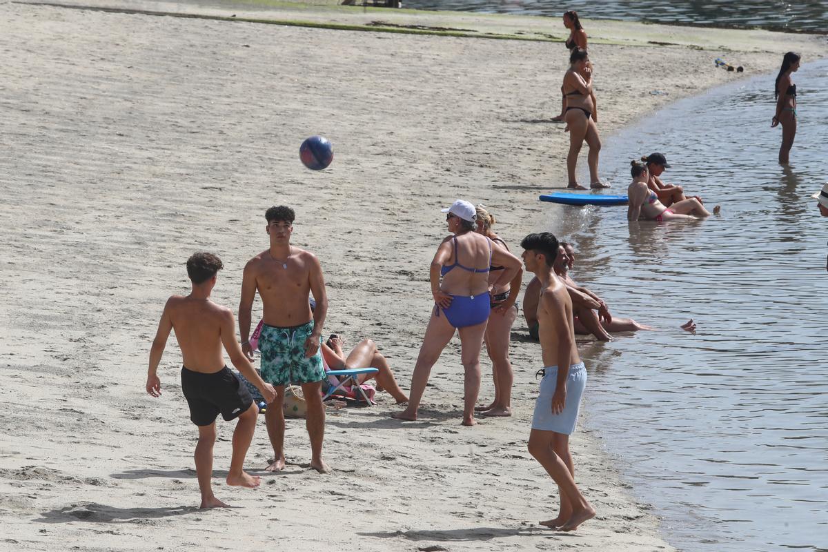 Jóvenes en la playa, esta tarde.