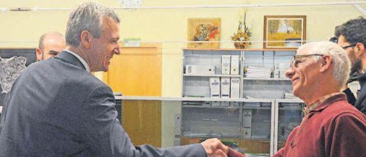 Alfonso Rueda, en febrero de 2014, saluda en el Concello de Bueu al funcionario Salvador Torres, que “tuteló” su periodo de prácticas como secretario municipal en el verano de 1995.   | // FDV