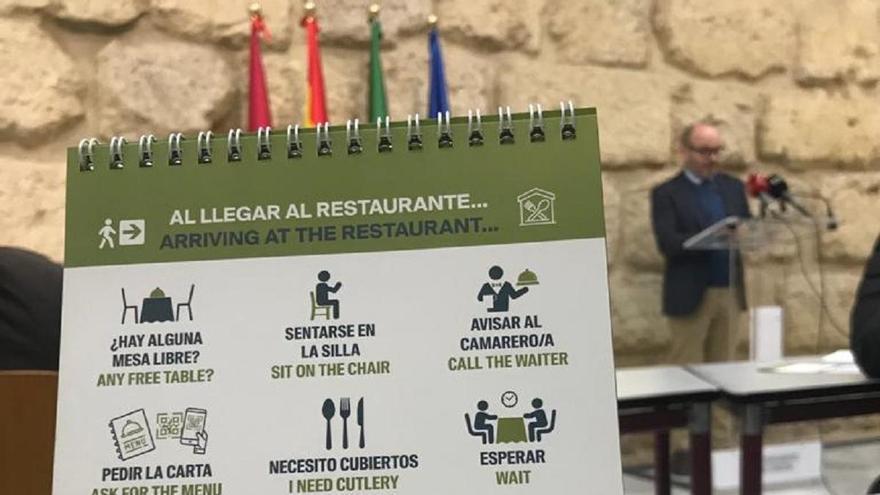 El Ayuntamiento reparte cuadernos con pictogramas para facilitar la comunicación a personas con autismo en bares y restaurantes