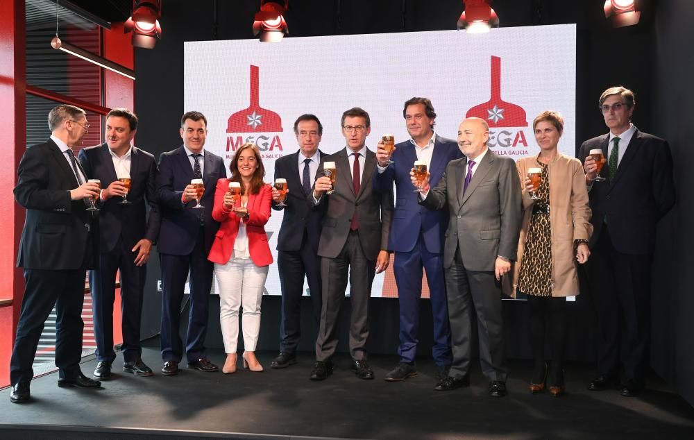 El presidente de la Xunta, Alberto Núñez Feijóo; el delegado del Gobierno, Javier Losada; y la alcaldesa de A Coruña, Inés Rey, participaron en un acto cargado de emoción y cerveza.