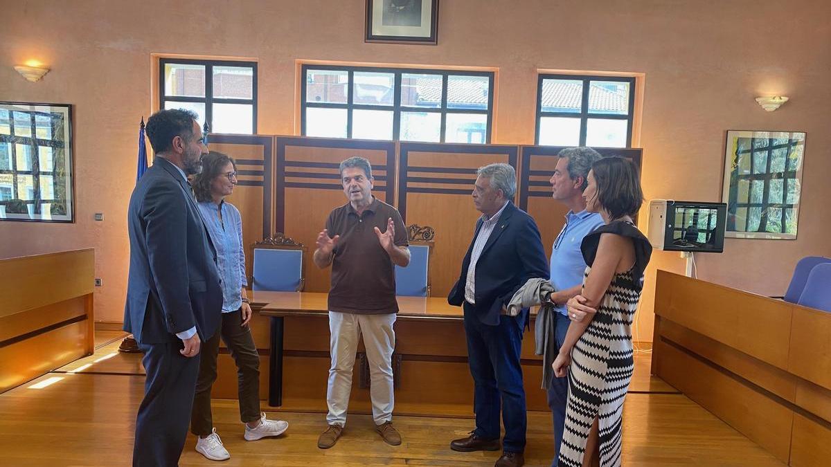 El alcalde de San Martín, en el centro con representantes del COE y del Ministerio de Migraciones.