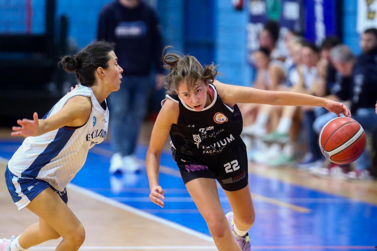 Clara Ríos, jugadora del Trivium CLB, con el balón.