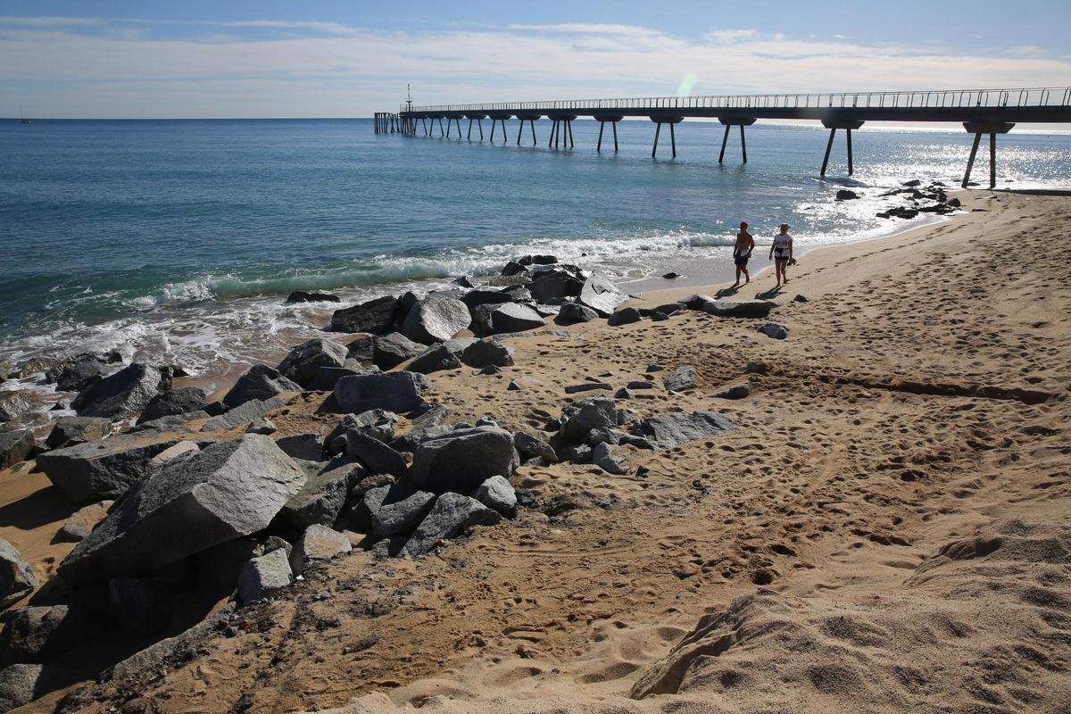 Algunas playas de Badalona pierden arena tras el temporal