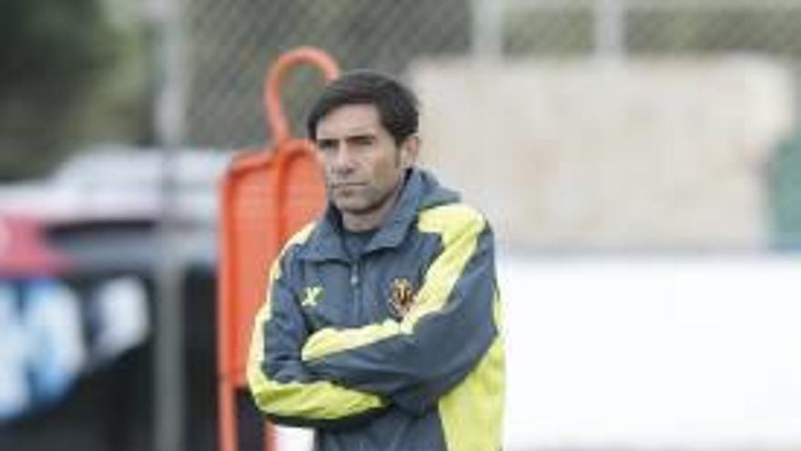 Marcelino observa durante el entrenamiento.