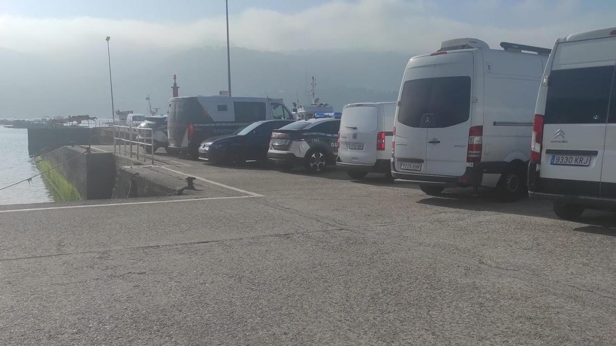 Vehículos de la Guardia Civil y del operativo de la reconstrucción del presunto homicidio de Fadoua Akkar, este martes en el puerto de Domaio.